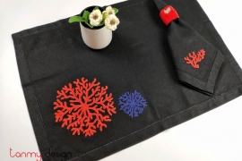 Bộ 01 khăn ăn & lót đĩa đen thêu san hô tròn đỏ